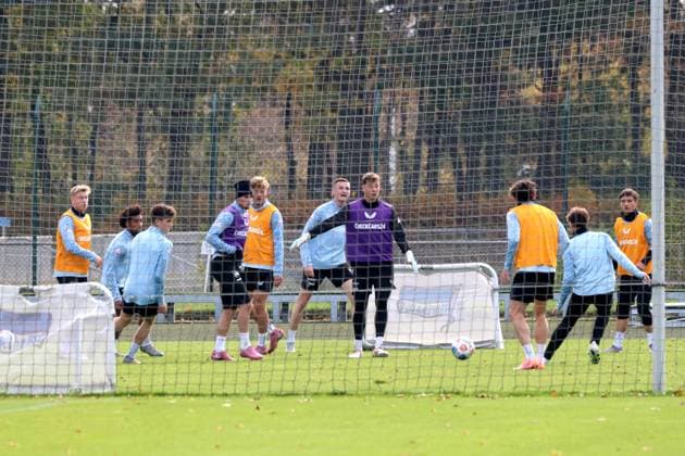 DEU, DFL, 2 FBL Hertha BSC, Training, 21 10 2025, Sportforum, Berlin, DEU, DFL, 2 FBL Hertha BSC, Training, im Bild Hertha Spielerkreis DFL regulations prohibit any use of Photographs as image sequences and or quasi video nordphotoxGmbHx xEngler nph00076