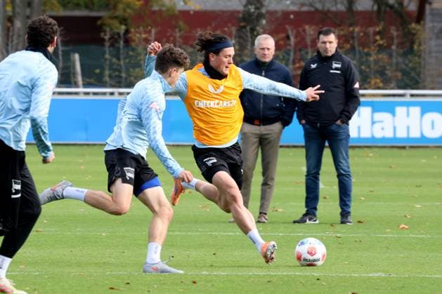 DEU, DFL, 2 FBL Hertha BSC, Training, 21 10 2025, Sportforum, Berlin, DEU, DFL, 2 FBL Hertha BSC, Training, in the picture Fabian Reese Hertha BSC Berlin 11 , Dr Peter Goerlich Geschaeftsfuehrung, Benjamin Weber Sportdirektor, Hertha BSC Berlin , Maurice Krattenmacher Hertha BSC Berlin 14 DFL regulations prohibit any use of Photographs as image sequences and or quasi video nordphotoxGmbHx xEngler nph00076