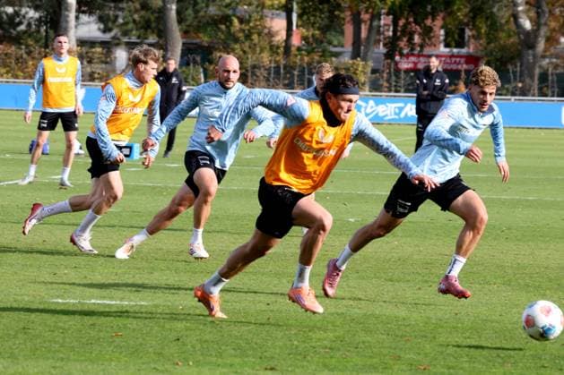 DEU, DFL, 2 FBL Hertha BSC, Training, 21 10 2025, Sportforum, Berlin, DEU, DFL, 2 FBL Hertha BSC, Training, pictured Fabian Reese Hertha BSC Berlin 11 , Toni Leistner Hertha BSC Berlin 37 , Marton Dardai Hertha BSC Berlin 31 DFL regulations prohibit any use of Photographs as image sequences and or quasi video nordphotoxGmbHx xEngler nph00076