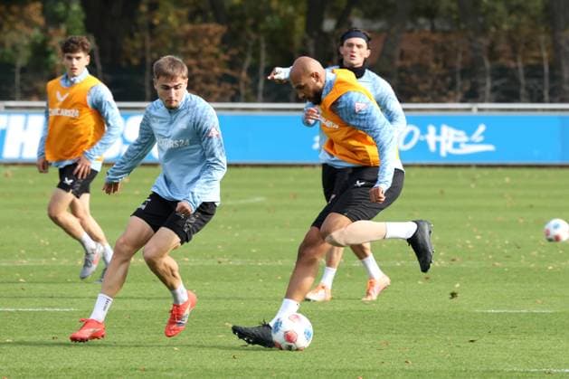 DEU, DFL, 2 FBL Hertha BSC, Training, 21 10 2025, Sportforum, Berlin, DEU, DFL, 2 FBL Hertha BSC, Training, im Bild John Anthony Brooks Hertha BSC Berlin 25 , Marten Winkler Hertha BSC Berlin 22 , Fabian Reese Hertha BSC Berlin 11 DFL regulations prohibit any use of Photographs as image sequences and or quasi video nordphotoxGmbHx xEngler nph00076