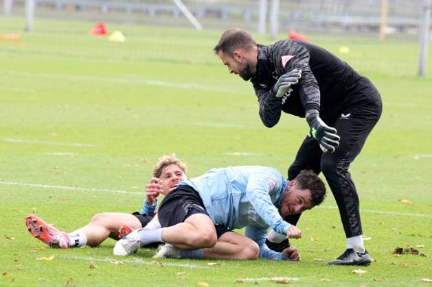 DEU, DFL, 2 FBL Hertha BSC, Training, 21 10 2025, Sportforum, Berlin, DEU, DFL, 2 FBL Hertha BSC, Training, pictured Marton Dardai Hertha BSC Berlin 31 , Diego Demme Hertha BSC Berlin 6 , Marius Gersbeck Hertha BSC Berlin 35 DFL regulations prohibit any use of Photographs as image sequences and or quasi video nordphotoxGmbHx xEngler nph00076