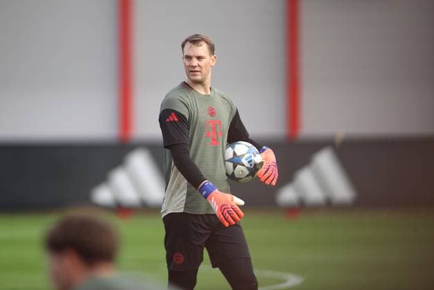 Football, Men, Champions League, Season 2025 2026, FC Bayern Mnnchen, Final training Manuel Neuer FC Bayern Mnnchen with a ball in his hand, looking to the right