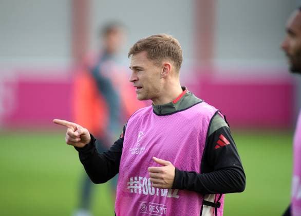 Football, Men, Champions League, Season 2025 2026, FC Bayern Mnnchen, Final training Joshua Kimmich FC Bayern Mnnchen with shirt, show, point, index finger