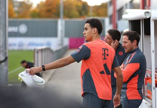 Football, Men, Champions League, Season 2025 2026, FC Bayern Mnnchen, Final training Jamal Musiala FC Bayern Mnnchen with football boots in hand