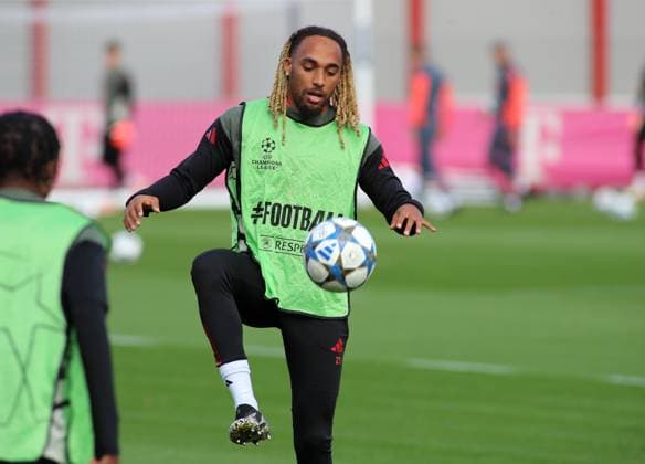 Football, Men, Champions League, Season 2025 2026, FC Bayern Mnnchen, Final training Sacha Boey FC Bayern Mnnchen plays a ball