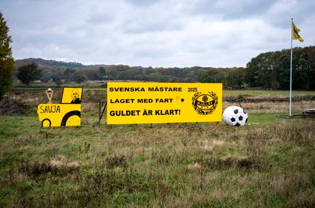 HnLLEVIK 2025 10 21 Sauja Sports Director Hasse Larsson in the front row Tribute to the Swedish champions in football Mjnllby AIF along the road to the home stadium Strandvallen on Tuesday HnLLEVIK SWEDEN x50090x  Copyright: xJohanxNilssonx xTTx SM-GULD MJnLLBY 2025