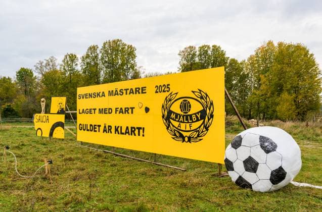 251021 Sign with the text Svenska mnstare 2025, Laget med fart, Guldet nr klart on a field at Strandvallen on October 21, 2025 in Hnllevik  Copyright: MATHILDAxSCHULER BB251021MA003