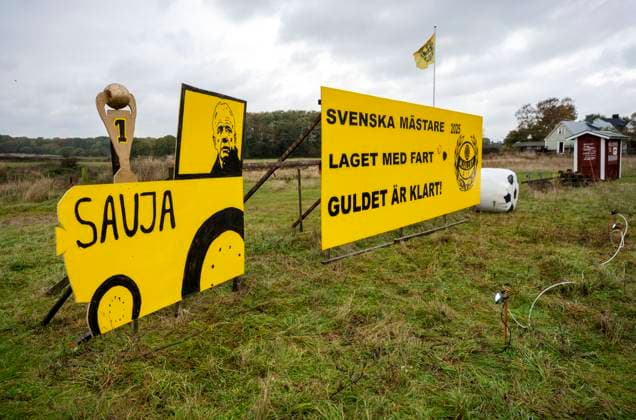 HnLLEVIK 2025 10 21 Sauja Sports director Hasse Larsson on the front row in the tribute to the Swedish champions in football Mjnllby AIF along the road to the home stadium Strandvallen on Tuesday HnLLEVIK SWEDEN x50090x  Copyright: xJohanxNilssonx xTTx SM-GULD MJnLLBY 2025