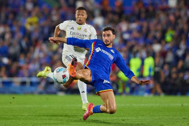 Getafe CF v Real Madrid - LaLiga EA Sports GETAFE, SPAIN - OCTOBER 19: Juan Iglesias right-back of Getafe CF competes for the ball with Kylian Mbappe centre-forward of Real Madrid during to the LaLiga EA Sports match between Getafe CF and Real Madrid at Coliseum Alfonso Perez Stadium on October 19, 2025 in Madrid, Spain. (Photo by Jose Torres Photo Players Images Magara Press) Madrid Coliseum Alfonso Perez Stadium Spain Copyright: xJosexTorresx
