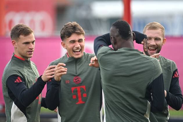 Best mood from left Joshua KIMMICH Bayern Muenchen ,Tom BISCHOF Bayern Muenchen ,Nicolas JACKSON Bayern Muenchen ,Konrad LAIMER Bayern Muenchen , laughing,smiling,laughing,optimistic,in a good mood Final training on 21 10 2025 Football Champions League,Season 2025 26 FC Bayern Muenchen Club Bruegge