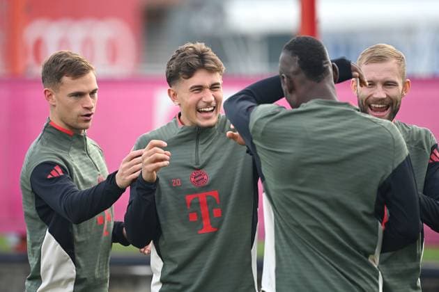Best mood from left Joshua KIMMICH Bayern Muenchen ,Tom BISCHOF Bayern Muenchen ,Nicolas JACKSON Bayern Muenchen ,Konrad LAIMER Bayern Muenchen , laughing,smiling,laughing,optimistic,in a good mood Final training on 21 10 2025 Football Champions League,Season 2025 26 FC Bayern Muenchen Club Bruegge