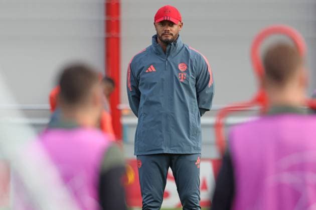 Coach Vincent Kompany, his players, Portrnt, Portrait, Football final training UEFA Champions League match FC Bayern Mnnchen vs FC Brngge 21 10 2025 Trainingsgelnnde, Snbenerstr PHOTO Mladen Lackovic LakoPress