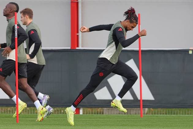 17 Michael Olise, sprint, sprints, 11 Nicolas Jackson, 44 Josip Stanisic, run, portrnt, portrait, soccer final training UEFA Champions League match FC Bayern Mnnchen vs FC Brngge 21 10 2025 Trainingsgelnnde, Snbenerstr PHOTO Mladen Lackovic LakoPress