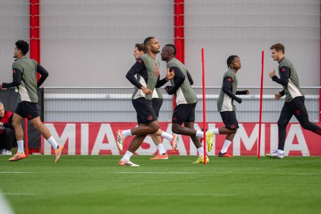 warm up at final training, Jonathan Tah 4 FC Bayern Muenchen , Final training, FC Bayern Muenchen vs Club Brugge, Football, Champions League, 21 10 2025 Muenchen Bayern Germany Copyright: xkolbert-press MarcxMarasescux
