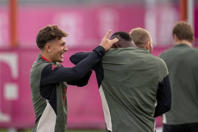 Tom Bischof 20 FC Bayern Muenchen flicks Nicolas Jackson 11 FC Bayern Muenchen on the ear during final training, Final training, FC Bayern Muenchen vs Club Brugge, Football, Champions League, 21 10 2025 Muenchen Bayern Germany Copyright: xkolbert-press MarcxMarasescux