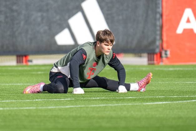 Jonas Urbig 40 FC Bayern Muenchen during final training, Final training, FC Bayern Muenchen vs Club Brugge, Football, Champions League, 21 10 2025 Muenchen Bayern Germany Copyright: xkolbert-press MarcxMarasescux