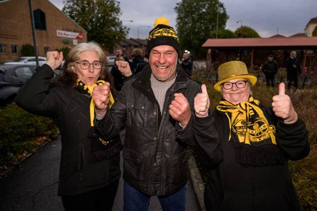 251021 Mjällby supporters wait for the players bus to arrive when the team is welcomed home by the supporters on October 21, 2025 in Sölvesborg  Copyright: MATHILDAxSCHULER BB251021MA016