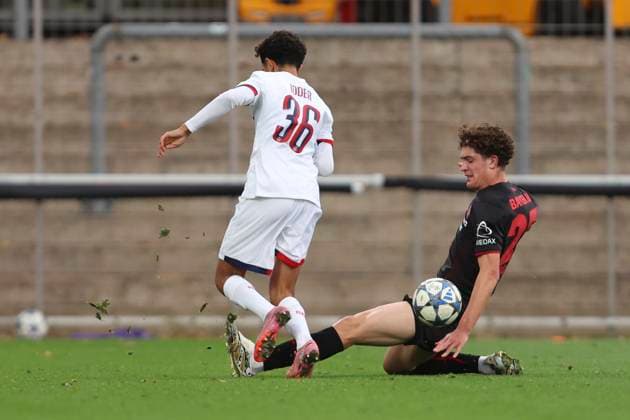 Younes Idder (FC Paris Saint-Germain U19) und Jonah Berghoff (Bayer Leverkusen U19) battle for the ball during the UEFA Youth League 2025 26 match between Bayer 04 Leverkusen and Paris Saint-Germain on October 21, 2025 in Leverkusen, Germany. (Photo by Oliver Kaelke DeFodi Images) Younes Idder FC Paris Saint Germain U19 and Jonah Berghoff Bayer Leverkusen U19 battle for the ball during the UEFA Youth League 2025 26 match between Bayer 04 Leverkusen and Paris Saint Germain on October 21, 2025 in Leverkusen, Germany Photo by Oliver Kaelke DeFodi Images