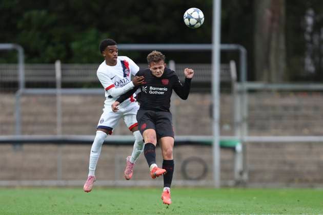 Elijah Ly (FC Paris Saint-Germain U19) und Julien Kurowski (Bayer Leverkusen U19) battle for the ball during the UEFA Youth League 2025 26 match between Bayer 04 Leverkusen and Paris Saint-Germain on October 21, 2025 in Leverkusen, Germany. (Photo by Oliver Kaelke DeFodi Images) Elijah Ly FC Paris Saint Germain U19 and Julien Kurowski Bayer Leverkusen U19 battle for the ball during the UEFA Youth League 2025 26 match between Bayer 04 Leverkusen and Paris Saint Germain on October 21, 2025 in Leverkusen, Germany Photo by Oliver Kaelke DeFodi Images