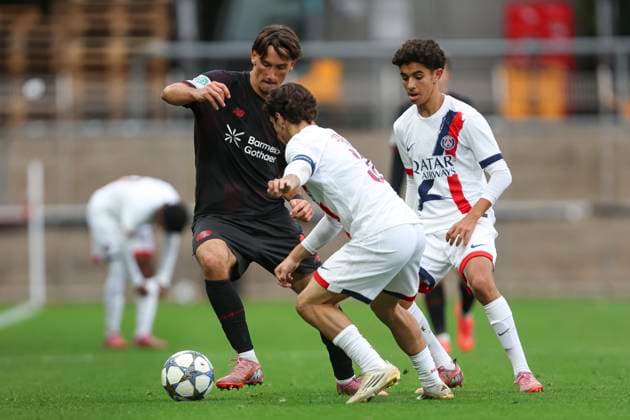 Marton SzÃ p (Bayer Leverkusen U19), Thomas Cordier (FC Paris Saint-Germain U19) und Younes Idder (FC Paris Saint-Germain U19) battle for the ball during the UEFA Youth League 2025 26 match between Bayer 04 Leverkusen and Paris Saint-Germain on October 21, 2025 in Leverkusen, Germany. (Photo by Oliver Kaelke DeFodi Images) Marton SzÃ p Bayer Leverkusen U19 , Thomas Cordier FC Paris Saint Germain U19 and Younes Idder FC Paris Saint Germain U19 battle for the ball during the UEFA Youth League 2025 26 match between Bayer 04 Leverkusen and Paris Saint Germain on October 21, 2025 in Leverkusen, Germany Photo by Oliver Kaelke DeFodi Images