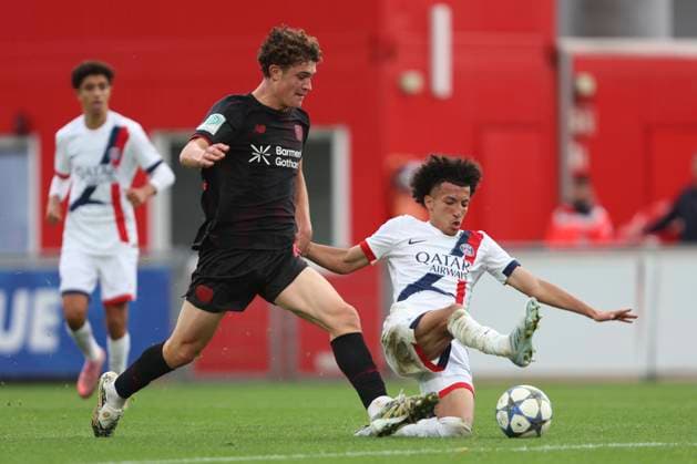 Jonah Berghoff (Bayer Leverkusen U19) und Adam Ayari (FC Paris Saint-Germain U19) battle for the ball during the UEFA Youth League 2025 26 match between Bayer 04 Leverkusen and Paris Saint-Germain on October 21, 2025 in Leverkusen, Germany. (Photo by Oliver Kaelke DeFodi Images) Jonah Berghoff Bayer Leverkusen U19 and Adam Ayari FC Paris Saint Germain U19 battle for the ball during the UEFA Youth League 2025 26 match between Bayer 04 Leverkusen and Paris Saint Germain on October 21, 2025 in Leverkusen, Germany Photo by Oliver Kaelke DeFodi Images