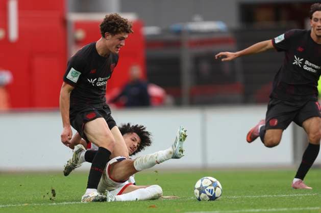 Jonah Berghoff (Bayer Leverkusen U19) und Adam Ayari (FC Paris Saint-Germain U19) battle for the ball during the UEFA Youth League 2025 26 match between Bayer 04 Leverkusen and Paris Saint-Germain on October 21, 2025 in Leverkusen, Germany. (Photo by Oliver Kaelke DeFodi Images) Jonah Berghoff Bayer Leverkusen U19 and Adam Ayari FC Paris Saint Germain U19 battle for the ball during the UEFA Youth League 2025 26 match between Bayer 04 Leverkusen and Paris Saint Germain on October 21, 2025 in Leverkusen, Germany Photo by Oliver Kaelke DeFodi Images