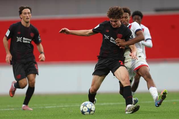 Jonah Berghoff (Bayer Leverkusen U19) und Dimitri Lucea (FC Paris Saint-Germain U19) battle for the ball during the UEFA Youth League 2025 26 match between Bayer 04 Leverkusen and Paris Saint-Germain on October 21, 2025 in Leverkusen, Germany. (Photo by Oliver Kaelke DeFodi Images) Jonah Berghoff Bayer Leverkusen U19 and Dimitri Lucea FC Paris Saint Germain U19 battle for the ball during the UEFA Youth League 2025 26 match between Bayer 04 Leverkusen and Paris Saint Germain on October 21, 2025 in Leverkusen, Germany Photo by Oliver Kaelke DeFodi Images