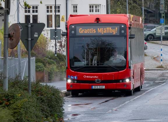 SÖLVESBORG 2025 10 21 A local bus with Congratulations Mjällby text waiting for the players to arrive at the station in Sölvesborg on Tuesday after Mjällby AIFs Swedish Championship gold Mjällby secured the historic Swedish Championship gold in football by defeating IFK Gothenburg 2 0 away from home SÖLVESBORG SWEDEN x50090x  Copyright: xJohanxNilssonx xTTx MJÄLLBY SM GULD