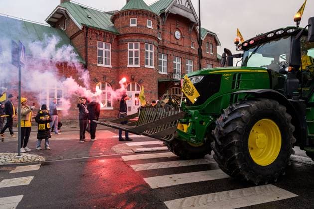 251021 Mjällby supporters wait for the players bus to arrive when the team is welcomed home on October 21, 2025 in Sölvesborg  Copyright: MATHILDAxSCHULER BB251021MA020