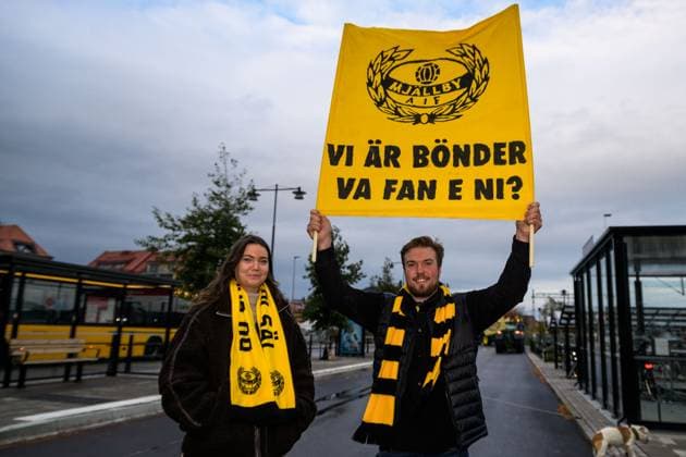 251021 Mjällby supporters wait for the players bus to arrive when the team is welcomed home on October 21, 2025 in Sölvesborg  Copyright: MATHILDAxSCHULER BB251021MA024