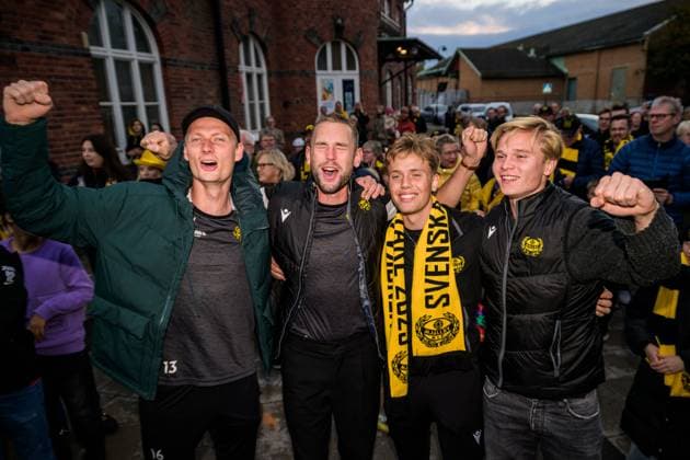 251021 Mjällbys players with supporters when the team is welcomed home by the supporters on October 21, 2025 in Sölvesborg  Copyright: MATHILDAxSCHULER BB251021MA036