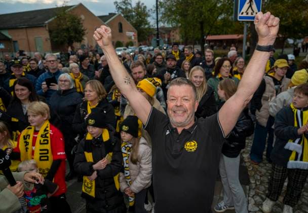 SÖLVESBORG 2025 10 21 Mjällbys coach Anders Torstensson arrives at the station in Sölvesborg on Tuesday after Mjällby AIFs Swedish Championship gold Mjällby secured the historic Swedish Championship gold in football by defeating IFK Gothenburg with 2 0 away from home SÖLVESBORG SWEDEN x50090x  Copyright: xJohanxNilssonx xTTx MJÄLLBY SM GULD