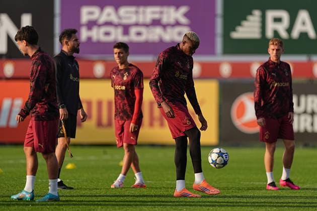 Ahead of Galatasaray and Bodo Glimt - UEFA Champions League ISTANBUL, TURKIYE - OCTOBER 21: Victor Osimhen (2nd R) of Galatasaray attends the training session at Kemerburgaz Metin Oktay Facilities ahead of UEFA Champions League football match between Galatasaray and Bodo Glimt in Istanbul, Turkiye on October 21, 2025. Adem Kutucu Anadolu Istanbul Turkey. Editorial use only. Please get in touch for any other usage.  Copyright: x2025xAnadoluxAdemxKutucux