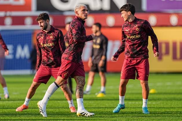 Ahead of Galatasaray and Bodo Glimt - UEFA Champions League ISTANBUL, TURKIYE - OCTOBER 21: Lucas Torreira (C) of Galatasaray attends the training session at Kemerburgaz Metin Oktay Facilities ahead of UEFA Champions League football match between Galatasaray and Bodo Glimt in Istanbul, Turkiye on October 21, 2025. Adem Kutucu Anadolu Istanbul Turkey. Editorial use only. Please get in touch for any other usage.  Copyright: x2025xAnadoluxAdemxKutucux