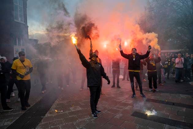 SÖLVESBORG 2025 10 21 Fans wait with bengals to celebrate the players as they arrive at the station in Sölvesborg on Tuesday after Mjällby AIFs Swedish Championship gold Mjällby secured the historic Swedish Championship gold in football by defeating IFK Gothenburg 2 0 away from home SÖLVESBORG SWEDEN x50090x  Copyright: xJohanxNilssonx xTTx MJÄLLBY SM GULD