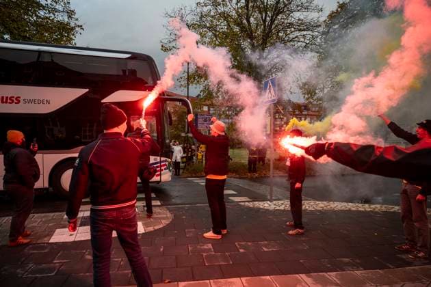 SÖLVESBORG 2025 10 21 Fans wait with bengals to celebrate the players as they arrive at the station in Sölvesborg on Tuesday after Mjällby AIFs Swedish Championship gold Mjällby secured the historic Swedish Championship gold in football by defeating IFK Gothenburg 2 0 away from home SÖLVESBORG SWEDEN x50090x  Copyright: xJohanxNilssonx xTTx MJÄLLBY SM GULD