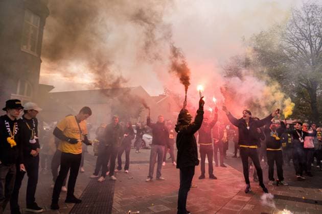251021 Mjällby supporters wait for the players bus to arrive when the team is welcomed home on October 21, 2025 in Sölvesborg  Copyright: MATHILDAxSCHULER BB251021MA047