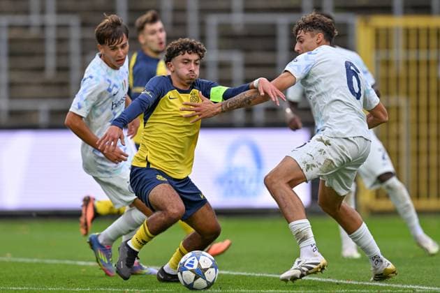 251021 Youth League Youth League : Royale Union Saint-Gilloise vs FC Internazionale Milano Youssef Hamoutahar (10) of Union and Alessandro Nenna (6) of Inter fighting for the ball during the matchday 3 Uefa Youth League League Phase game in season 2025 - 2026 between the Under 19 teams of Royale Union Saint-Gilloise and FC Internazionale Milano on October 21 , 2025 in Vorst, Belgium. (Photo by David Catry sportpix) Vorst Joseph Marien Brussels Belgium  Copyright: xsportpixxDavidxCatryx