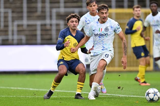 251021 Youth League Youth League : Royale Union Saint-Gilloise vs FC Internazionale Milano Youssef Hamoutahar (10) of Union and Alessandro Nenna (6) of Inter fighting for the ball during the matchday 3 Uefa Youth League League Phase game in season 2025 - 2026 between the Under 19 teams of Royale Union Saint-Gilloise and FC Internazionale Milano on October 21 , 2025 in Vorst, Belgium. (Photo by David Catry sportpix) Vorst Joseph Marien Brussels Belgium  Copyright: xsportpixxDavidxCatryx