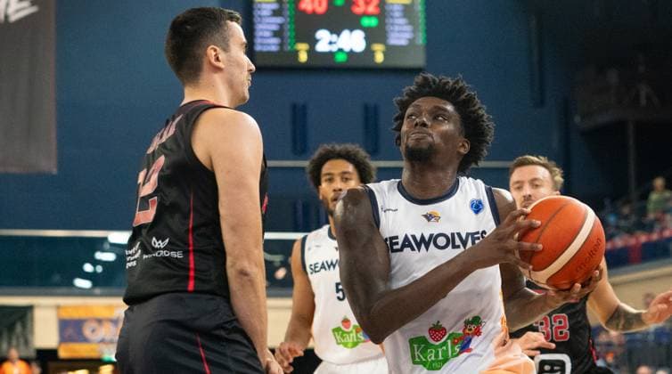 21 10 2025, Basketball, Men, FIBA Europe Cup, Season 2025 26, Group B, 2 Matchday, Rostock Seawolves Windrose Giants Antwerp Mateo Colak Windrose Giants Antwerp, left against Kassim Nicholson Rostock Seawolves, right Rostock Stadthalle Mecklenburg Vorpommern Germany