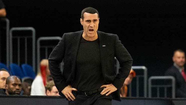 21 10 2025, Basketball, Men, FIBA Europe Cup, Season 2025 26, Group B, 2 Matchday, Rostock Seawolves Windrose Giants Antwerp Coach Roel Moors Windrose Giants Antwerp Rostock Stadthalle Mecklenburg-Vorpommern Germany