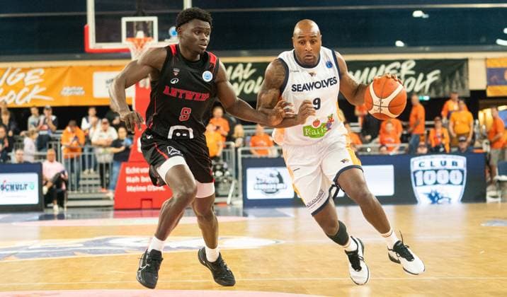 21 10 2025, Basketball, Men, FIBA Europe Cup, Season 2025 26, Group B, 2 Matchday, Rostock Seawolves Windrose Giants Antwerp Enoch Cheeks Windrose Giants Antwerp, left against DeAndre Lansdowne Rostock Seawolves, right Rostock Stadthalle Mecklenburg Vorpommern Germany