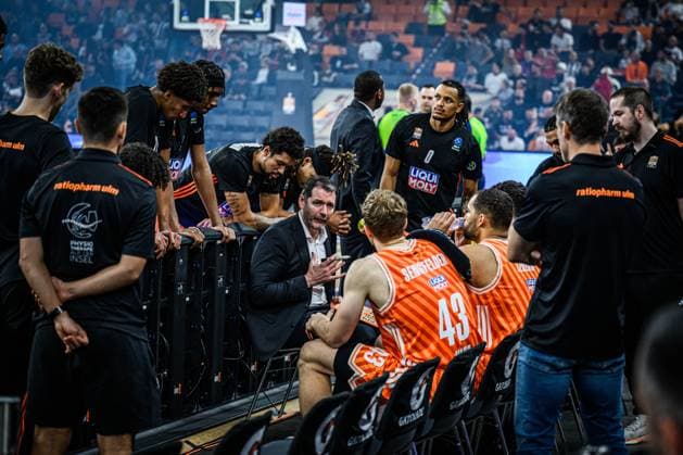 Head Coach Ty Harrelson (ratiopharm ulm) timeout waehrend des EuroCup spiels zwischen ratiopharm ulm v Besiktas GAIN Istanbul in der ratiopharm Arena am 21. October 2025 in Neu-Ulm, Deutschland. (Foto von Harry Langer DeFodi Images) +++ Head Coach Ty Harrelson (ratiopharm ulm) timeout during the EuroCup match between ratiopharm ulm v Besiktas GAIN Istanbul at ratiopharm Arena on October 21, 2025 in Neu-Ulm, Germany. (Photo by Harry Langer DeFodi Images) (Photo by Harry Langer DeFodi Images) Head Coach Ty Harrelson ratiopharm ulm timeout during the EuroCup match between ratiopharm ulm v Besiktas GAIN Istanbul at ratiopharm Arena on October 21, 2025 in Neu Ulm, Germany, Germany Photo by Harry Langer DeFodi Images Head Coach Ty Harrelson ratiopharm ulm timeout during the EuroCup match between ratiopharm ulm v Besiktas GAIN Istanbul at ratiopharm Arena on October 21, 2025 in Neu Ulm, Germany Photo by Harry Langer DeFodi Images Photo by Harry Langer DeFodi Images
