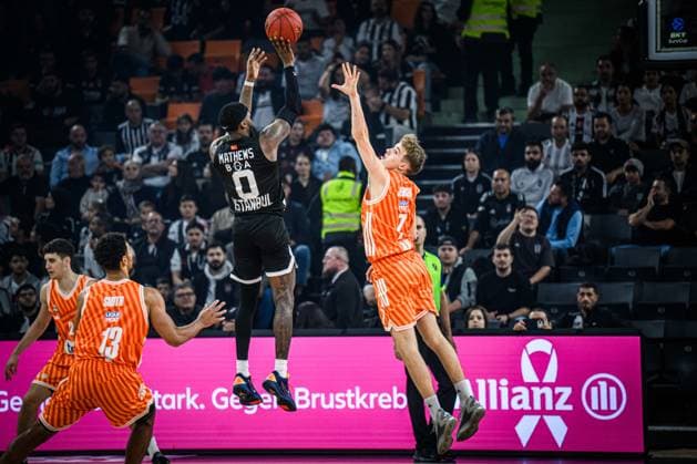 Jonah Mathews (Besiktas GAIN Istanbul) und Tobias Jensen (ratiopharm ulm) im Zweikampf waehrend des EuroCup spiels zwischen ratiopharm ulm v Besiktas GAIN Istanbul in der ratiopharm Arena am 21. October 2025 in Neu-Ulm, Deutschland. (Foto von Harry Langer DeFodi Images) +++ Jonah Mathews (Besiktas GAIN Istanbul) und Tobias Jensen (ratiopharm ulm) battle for the ball during the EuroCup match between ratiopharm ulm v Besiktas GAIN Istanbul at ratiopharm Arena on October 21, 2025 in Neu-Ulm, Germany. (Photo by Harry Langer DeFodi Images) (Photo by Harry Langer DeFodi Images) Jonah Mathews Besiktas GAIN Istanbul and Tobias Jensen ratiopharm ulm battle for the ball during the EuroCup match between ratiopharm ulm v Besiktas GAIN Istanbul at ratiopharm Arena on October 21, 2025 in Neu Ulm, Germany, Germany Photo by Harry Langer DeFodi Images Jonah Mathews Besiktas GAIN Istanbul and Tobias Jensen ratiopharm ulm battle for the ball during the EuroCup match between ratiopharm ulm v Besiktas GAIN Istanbul at ratiopharm Arena on October 21, 2025 in Neu Ulm, Germany Photo by Harry Langer DeFodi Images Photo by Harry Langer DeFodi Images
