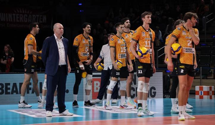 Coach Joel Banks, Nehemiah Mote, Moritz Reichert, Jelle Bosma, Matthew Knigge, Berliner warming up Sport Volleyball Bundesliga Men 1 Matchday Season 2025 2026 21 10 2025 BR Volleys Berlin BRV vs VfB Friedrichshafen
