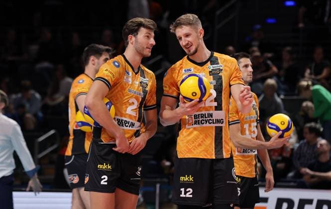Matthew Knigge talks to Florian Krage Brewitz Action Upper Body Sport Volleyball Bundesliga Men 1 Matchday Season 2025 2026 21 10 2025 BR Volleys Berlin BRV vs VfB Friedrichshafen