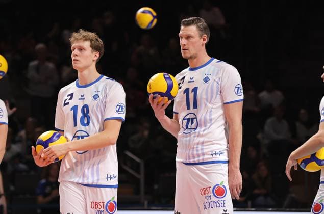 Simon Tabermann watches Marcus Böhme warming up Sport Volleyball Bundesliga Men 1 Matchday Season 2025 2026 21 10 2025 BR Volleys Berlin BRV vs VfB Friedrichshafen