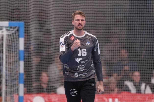 21 10 2025, xtgx, Handball, DHB Pokal 2 Runde, Dessau Rosslauer HV 06 SC Magdeburg v l Philip Ambrosius Dessau, 16 Jubelt ueber gehaltenen Ball, abgewehrt, gehalten, Torhueter Dessau