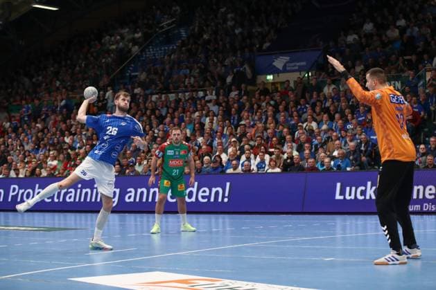 21 10 2025, xtgx, Handball, DHB Pokal 2 Runde, Dessau Rosslauer HV 06 SC Magdeburg v l Yannick Danneberg Dessau, 26 wirft Tor, Torschuetze, erzielt Tor, Treffer, scores the goal Dessau