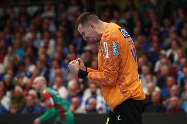 21 10 2025, xtgx, Handball, DHB Pokal 2 Runde, Dessau Rosslauer HV 06 SC Magdeburg v l Matej Mandic Magdeburg, 12 Jubelt ueber gehaltenen Ball, abgewehrt, gehalten, Torhueter Dessau